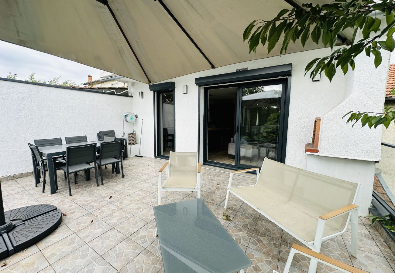 Maison à Bordeaux - Charmante Maison avec Jardin et Terrasses 