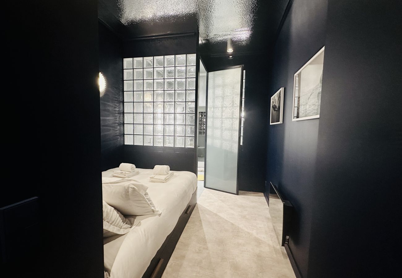 Appartement à Bordeaux - Appartement haut de gamme entièrement rénové – Calme sur cour – Rez-de-chaussée – Place Pey Berland, Bordeaux