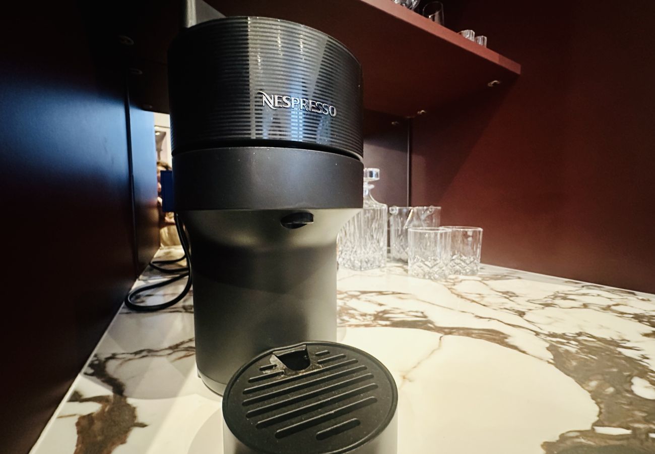 Appartement à Bordeaux - Appartement haut de gamme entièrement rénové – Calme sur cour – Rez-de-chaussée – Place Pey Berland, Bordeaux