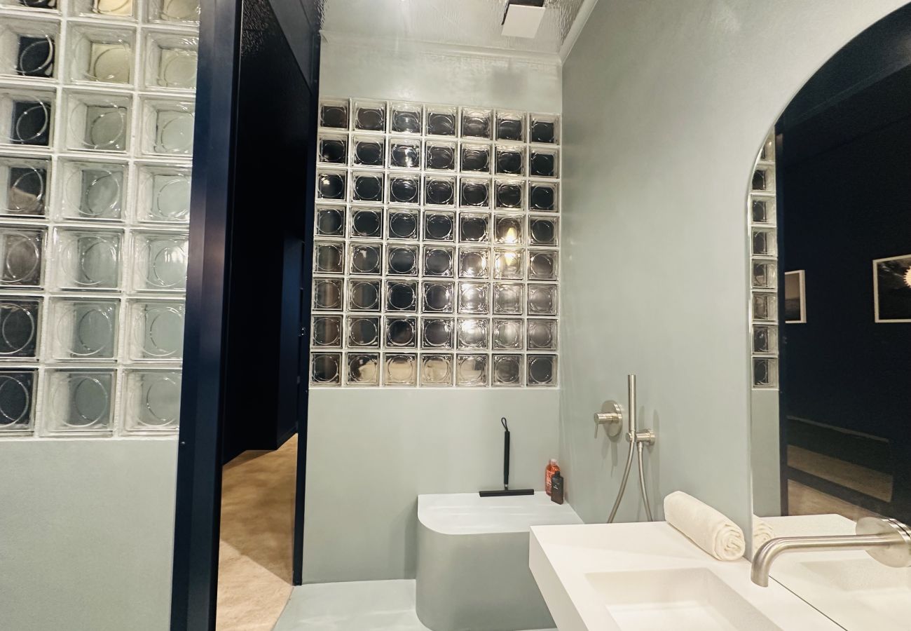 Appartement à Bordeaux - Appartement haut de gamme entièrement rénové – Calme sur cour – Rez-de-chaussée – Place Pey Berland, Bordeaux