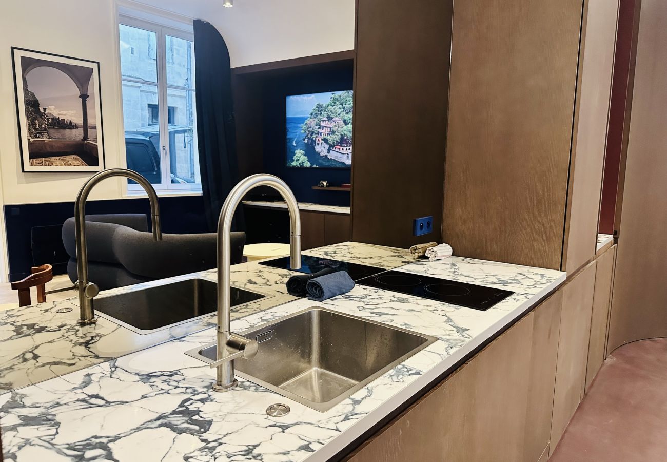 Appartement à Bordeaux - Appartement haut de gamme entièrement rénové – Calme sur cour – Rez-de-chaussée – Place Pey Berland, Bordeaux