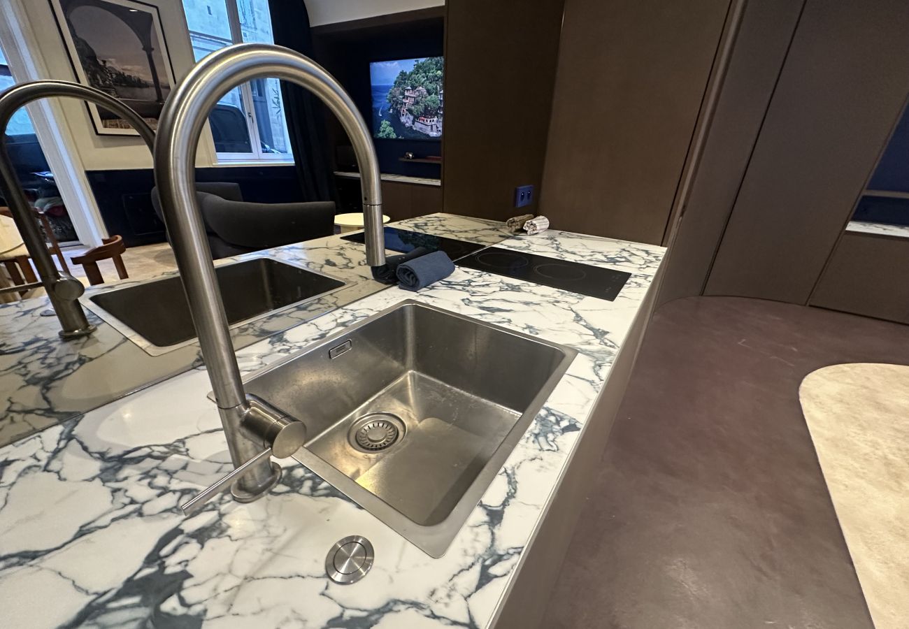 Appartement à Bordeaux - Appartement haut de gamme entièrement rénové – Calme sur cour – Rez-de-chaussée – Place Pey Berland, Bordeaux