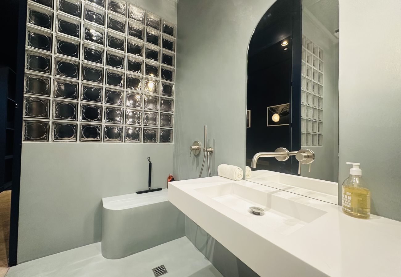 Appartement à Bordeaux - Appartement haut de gamme entièrement rénové – Calme sur cour – Rez-de-chaussée – Place Pey Berland, Bordeaux