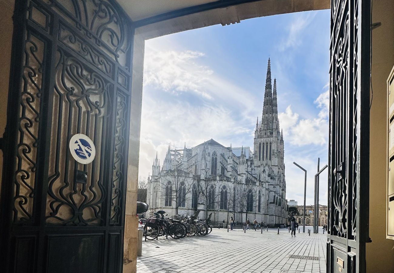 Appartement à Bordeaux - Appartement haut de gamme entièrement rénové – Calme sur cour – Rez-de-chaussée – Place Pey Berland, Bordeaux