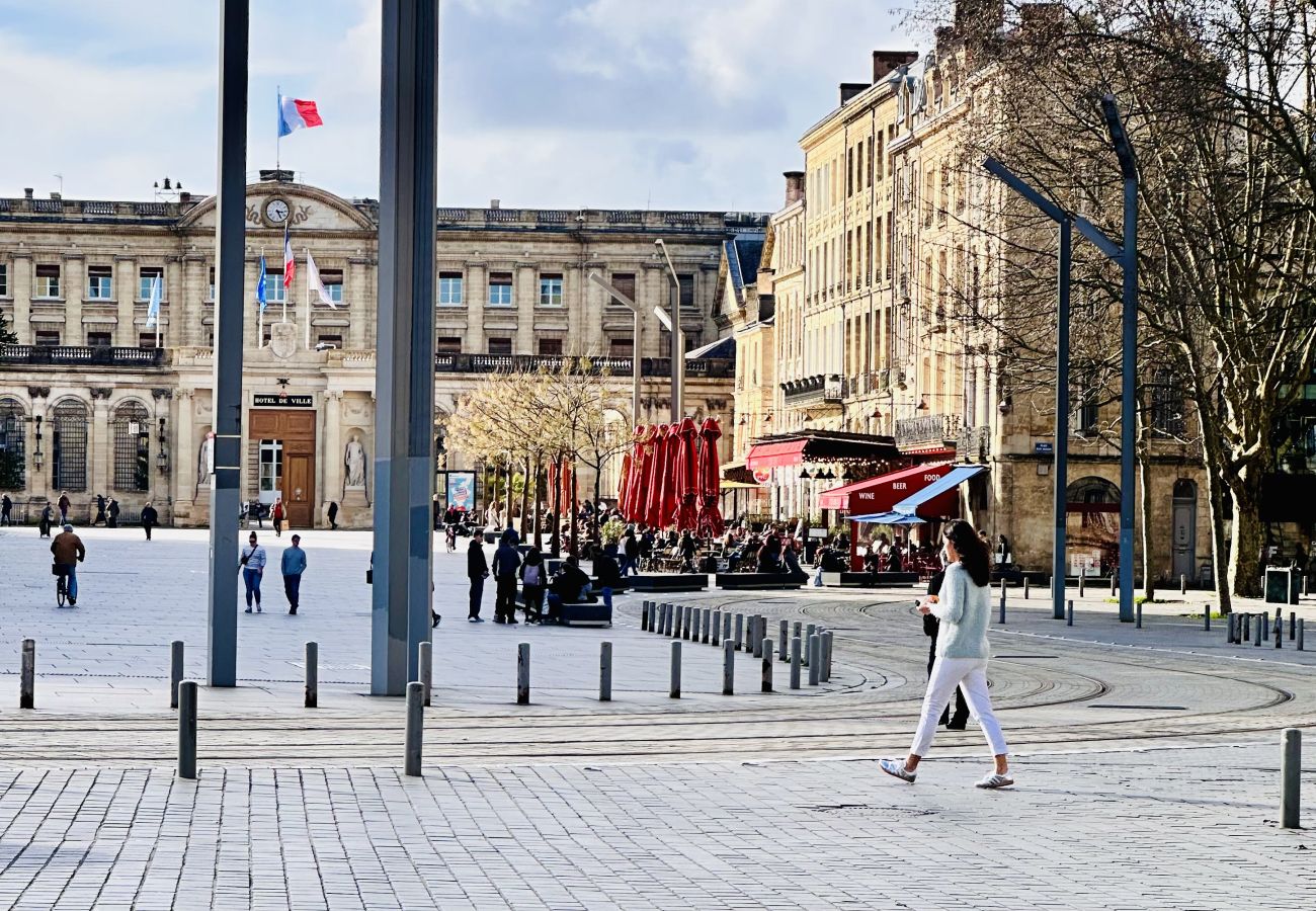 Appartement à Bordeaux - Appartement haut de gamme entièrement rénové – Calme sur cour – Rez-de-chaussée – Place Pey Berland, Bordeaux
