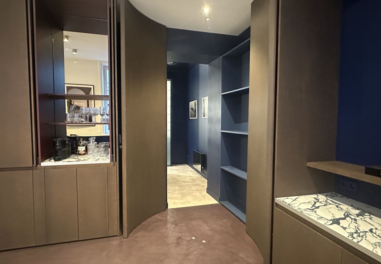 Appartement à Bordeaux - Appartement haut de gamme entièrement rénové – Calme sur cour – Rez-de-chaussée – Place Pey Berland, Bordeaux