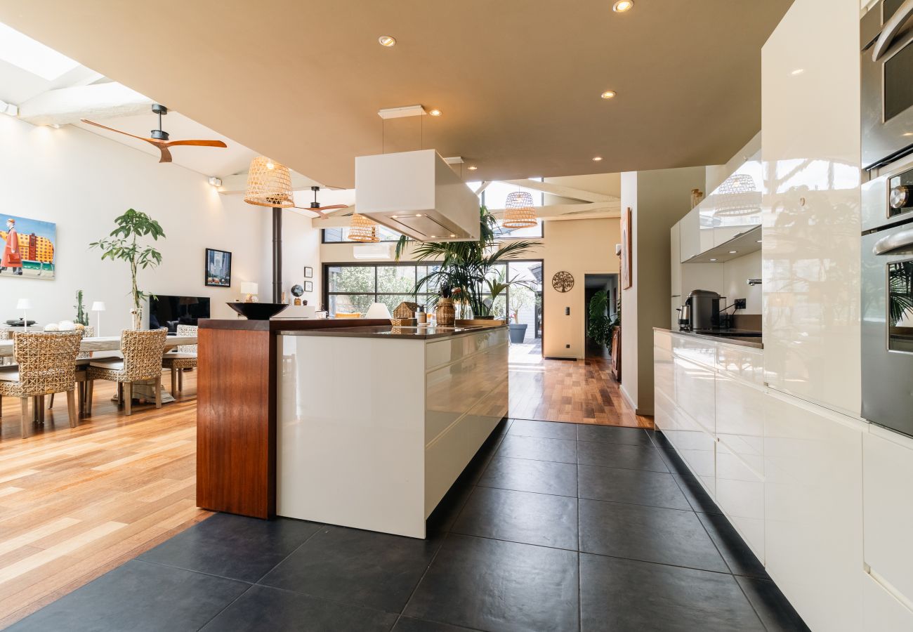 Appartement à Bordeaux - Spectaculaire loft de 250 m² situé au cœur des Chartrons à Bordeaux